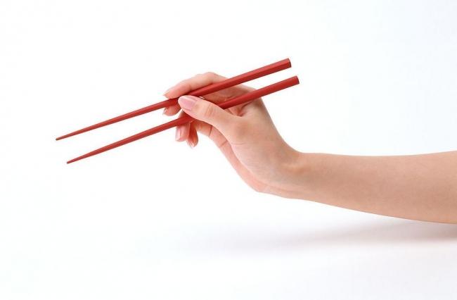 The right way to hold your chopsticks!